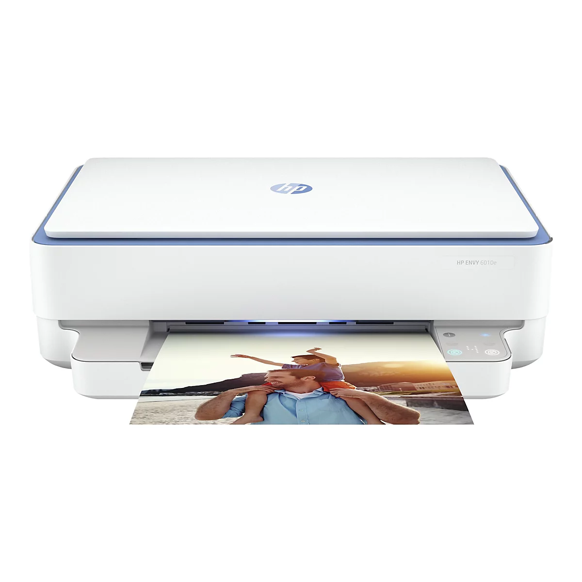 Ein weiß-blauer HP ENVY 6010e Drucker druckt ein Foto von einem Mann, der ein Kind auf den Schultern trägt, vor dem Hintergrund eines Strandes.