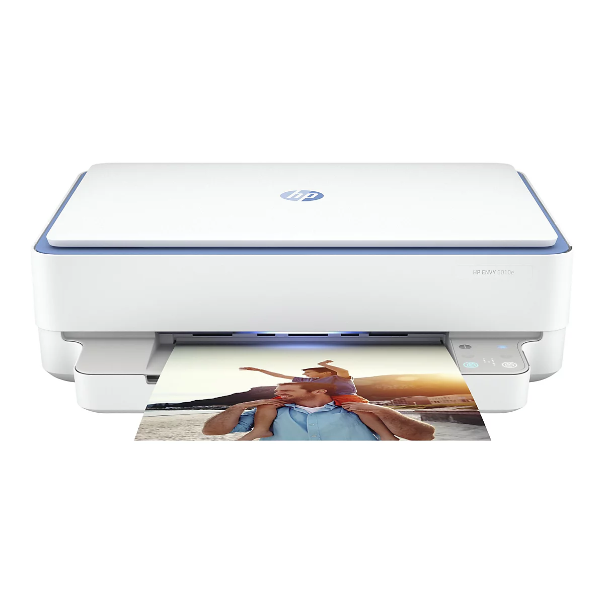 Weißer HP Envy Drucker. Ein gedrucktes Foto zeigt einen Mann, der ein Kind auf den Schultern trägt.