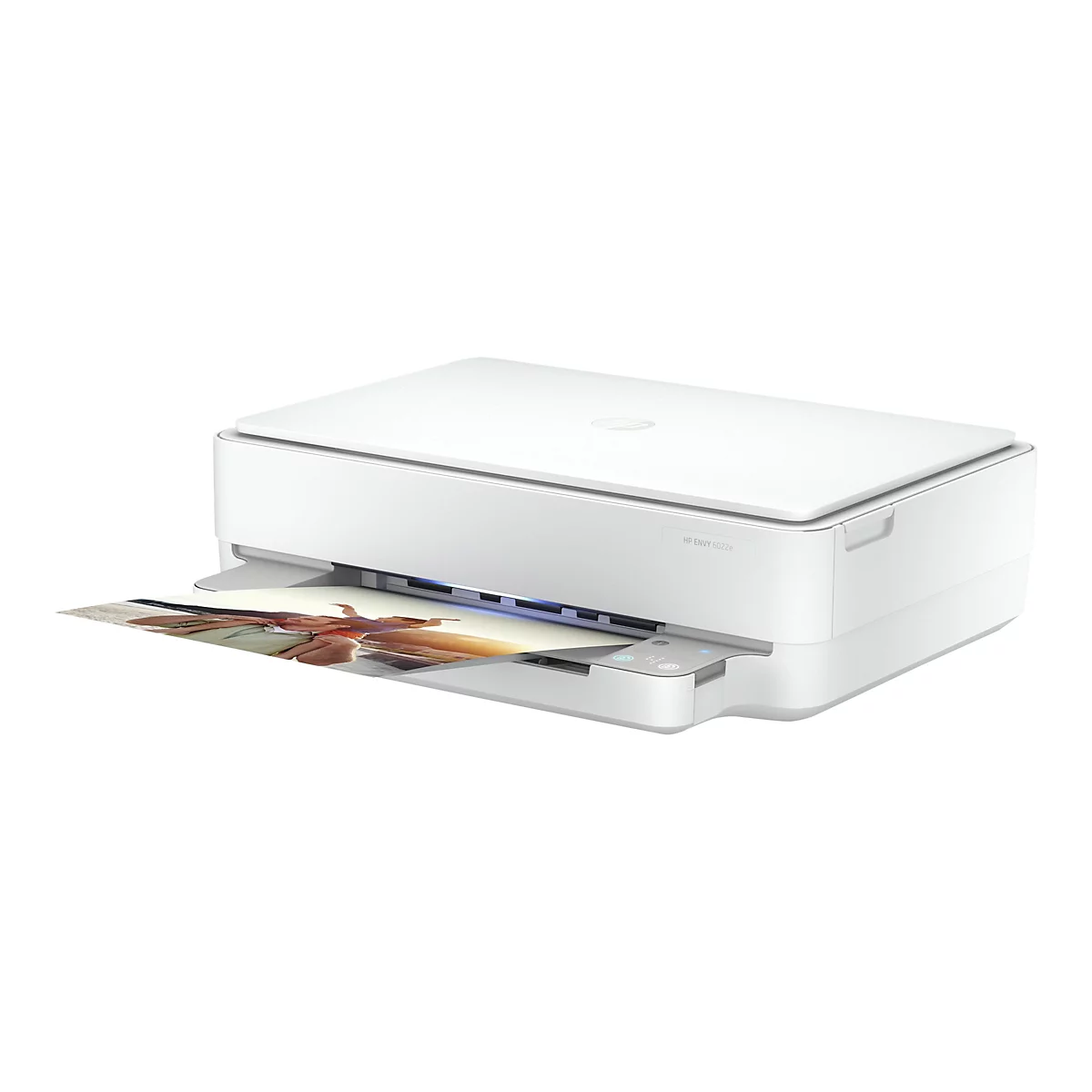Imprimante blanche, HP ENVY 6022e, imprimant une photo.