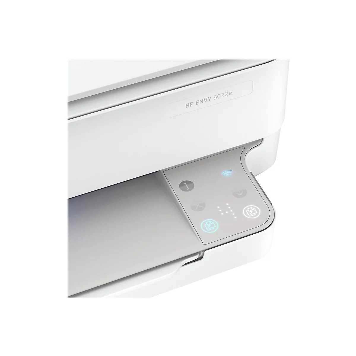Gros plan d'une imprimante HP ENVY 6022e blanche. La surface comporte des commandes avec des icônes et un symbole Wi-Fi bleu éclairé.