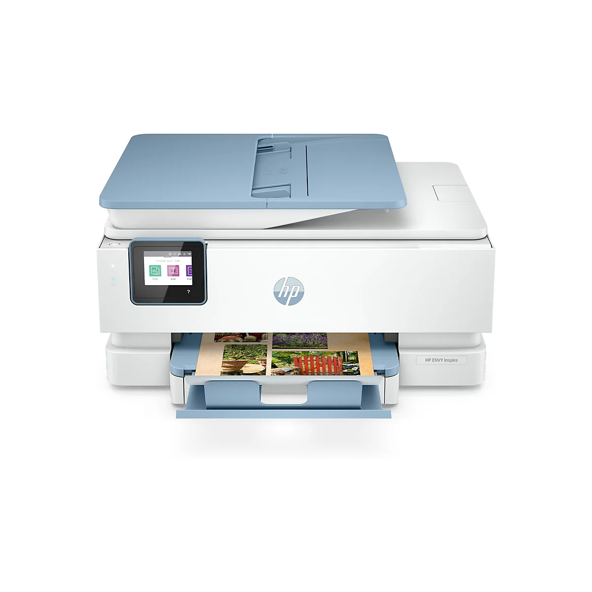 Une imprimante HP Envy Inspire blanche avec des touches bleu clair et un écran couleur. Une feuille avec des images est dans le bac de sortie.