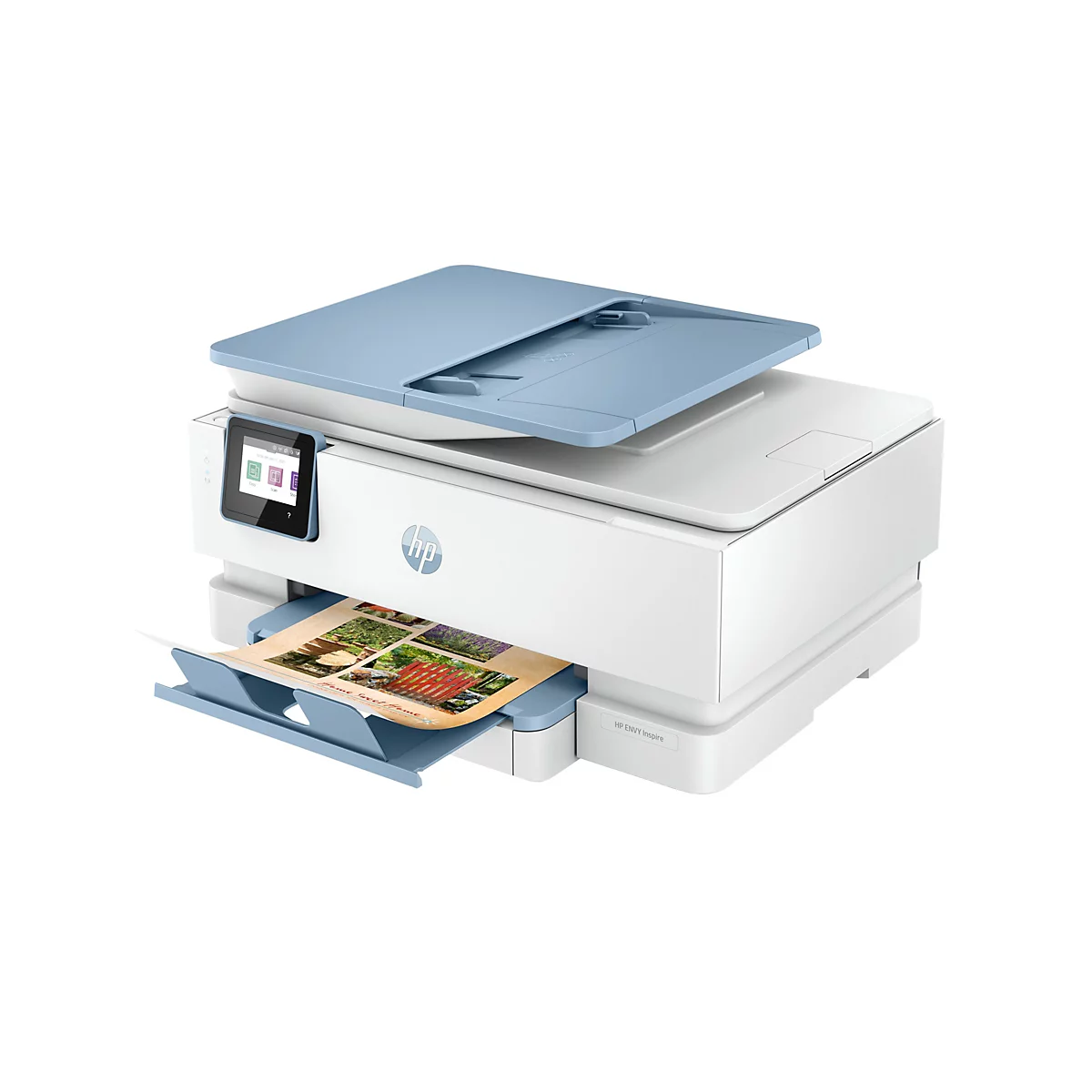 Une imprimante HP ENVY Inspire blanche avec un couvercle bleu et un bac de sortie papier. Une feuille avec des images de jardin est en cours d'impression, le panneau de commande affiche des options telles que copier et numériser.