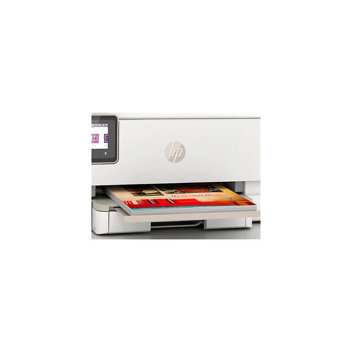 Une imprimante HP blanche imprime un document colorÃ©. Le papier est sorti du bac au milieu de l'imprimante.
