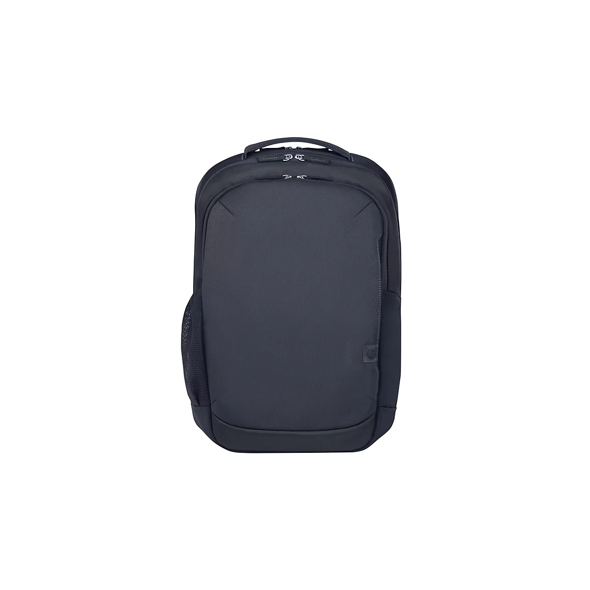 Dunkelblauer Rucksack vor weißem Hintergrund. Der Rucksack hat zwei Reißverschlusstaschen und eine Netztasche an der Seite.