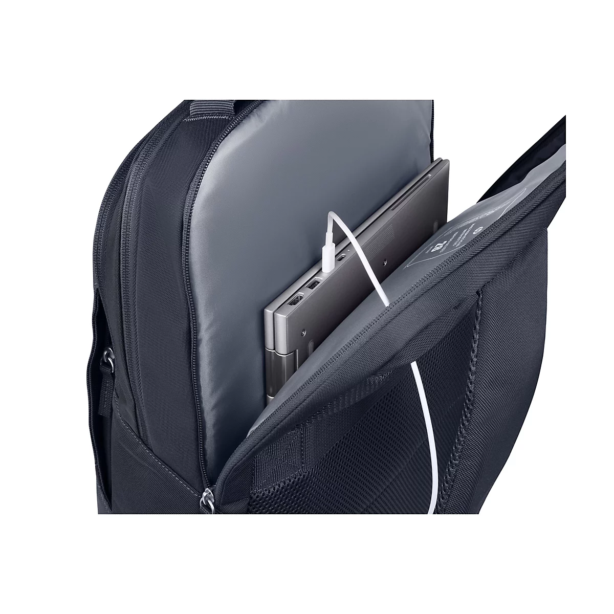 Ein schwarzer Rucksack mit einem Laptop im gepolsterten Innenfach, inklusive angeschlossenem weißem Ladekabel.