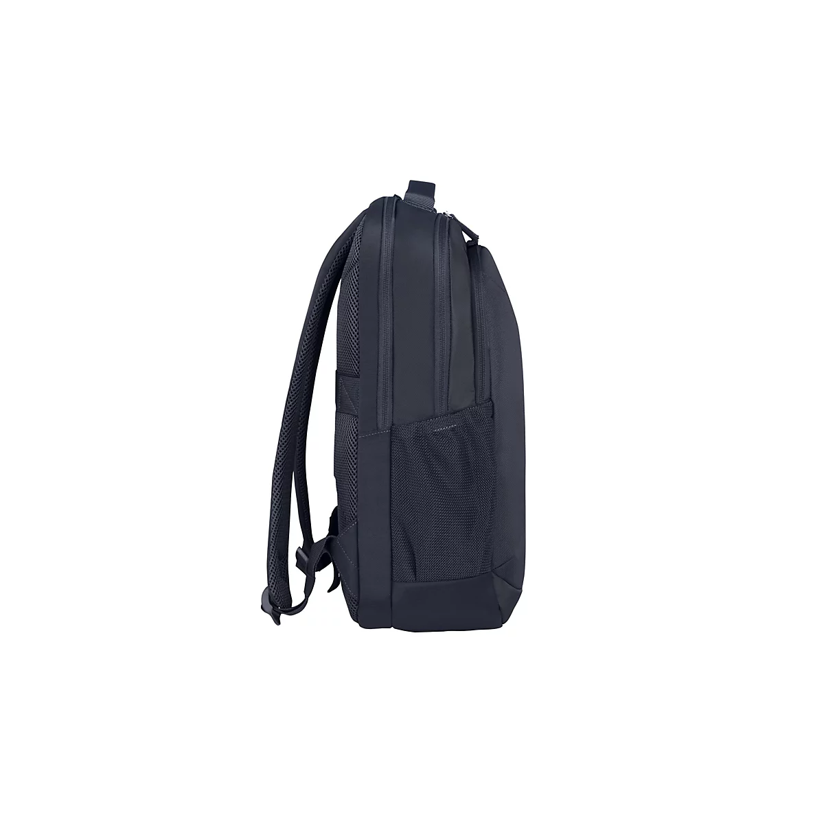 Dunkelblauer Rucksack im Profil vor weißem Hintergrund. Sichtbar sind Träger, Reißverschluss, Netzgewebe und Seitentasche.