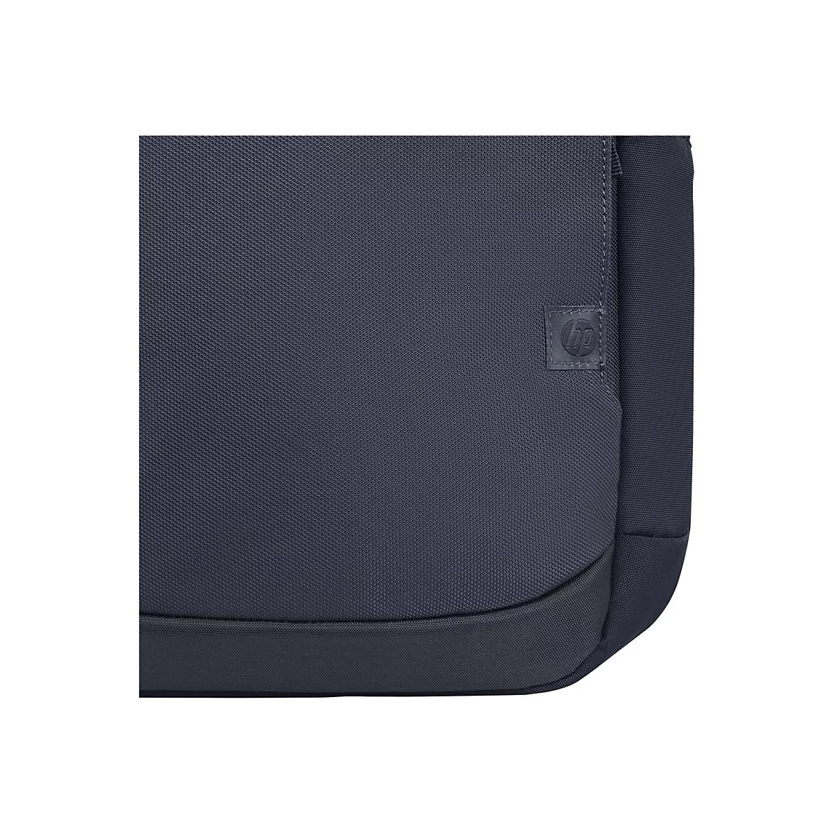 Nahaufnahme einer dunkelgrauen Laptoptasche mit HP Logo. Der untere Teil ist abgerundet und besteht aus dunklerem Material.