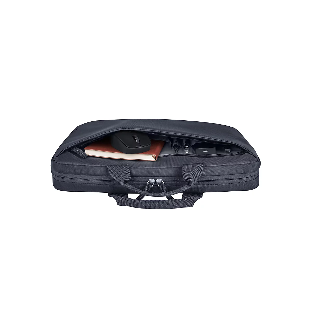 Eine dunkelblaue Aktentasche mit geöffneter Reißverschlusstasche. Darin liegen ein schwarzer Laptop-Maus, ein Notizbuch, Kabel und eine Powerbank.