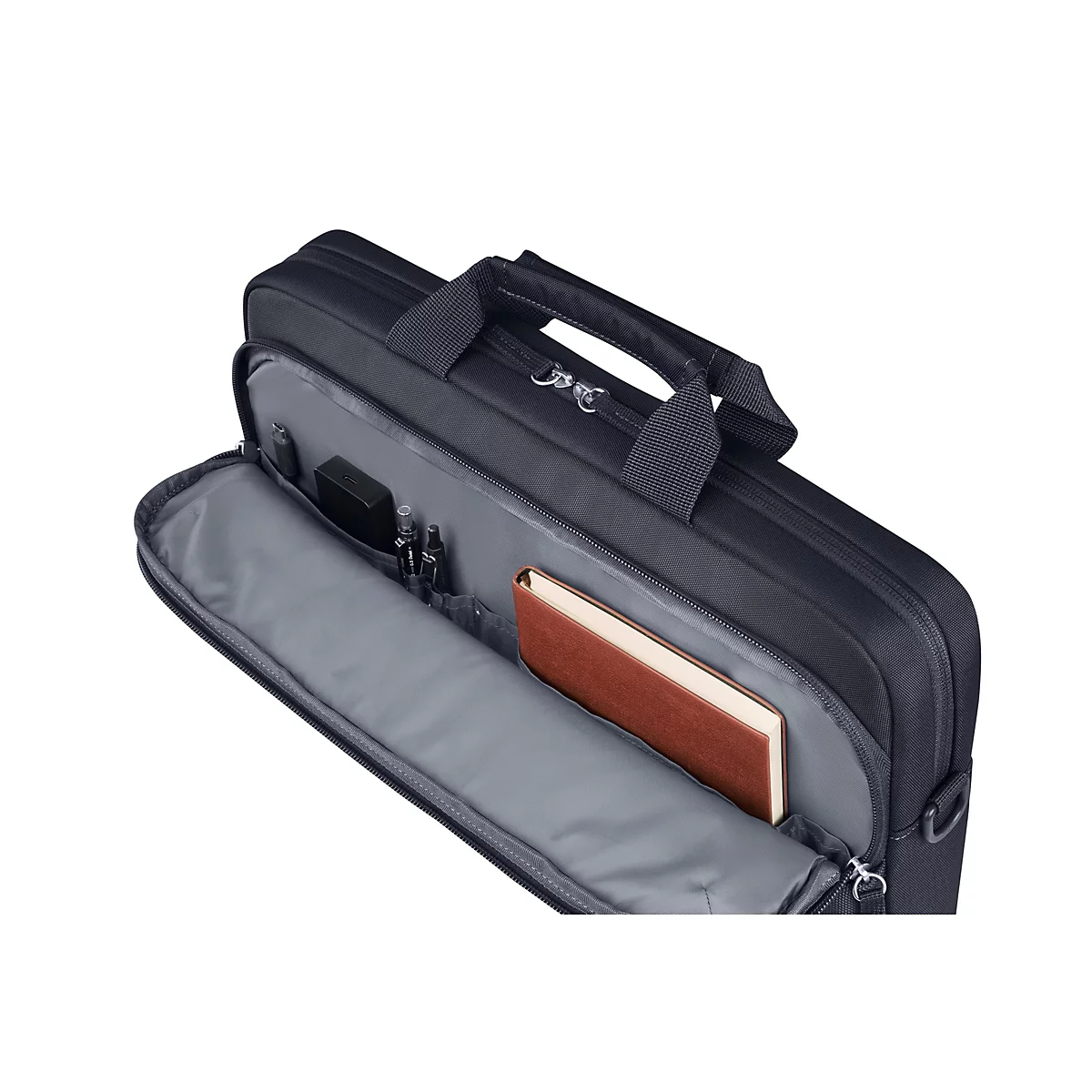 Schwarze Laptoptasche mit geöffnetem Außenfach, das Stifte, ein Notizbuch und Zubehör geordnet enthält.