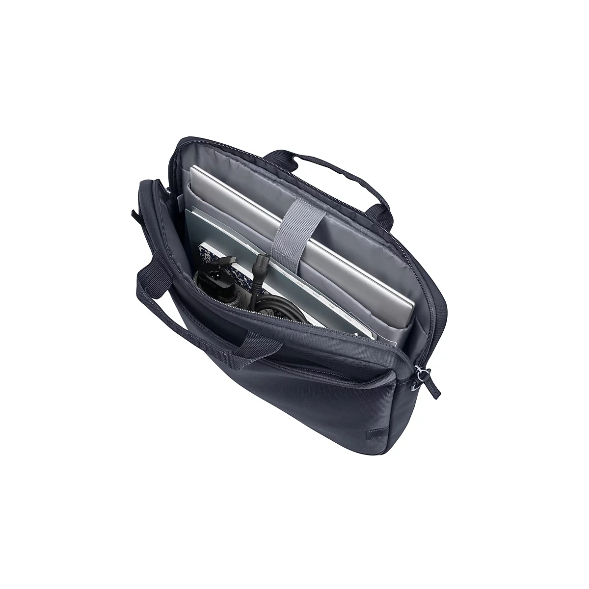 Geöffnete dunkelgraue Laptoptasche mit verstautem Laptop, Netzteil und Notizbuch vor weißem Hintergrund.