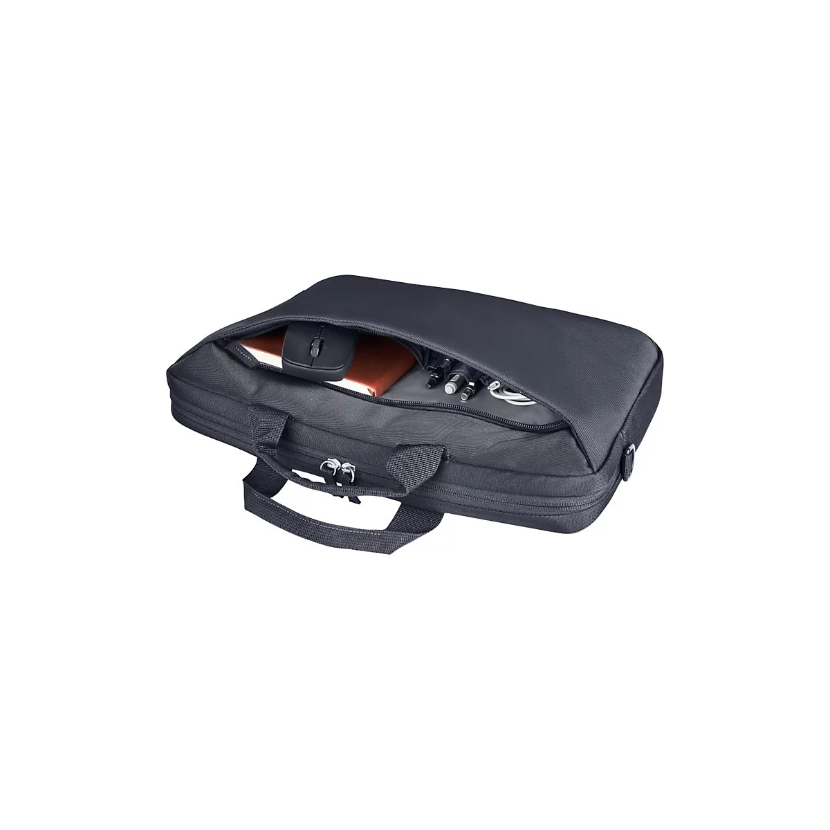 Schwarze Laptoptasche mit geöffnetem Frontfach, in dem eine Maus, ein Notizbuch, Stifte und Kabel verstaut sind.