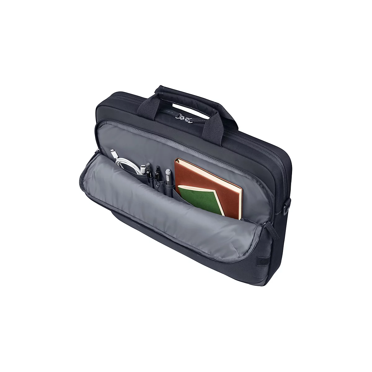 Schwarze Laptoptasche mit offenem Fach. Im Fach: Ladekabel, Stifte, Bücher. Auf weißem Hintergrund.