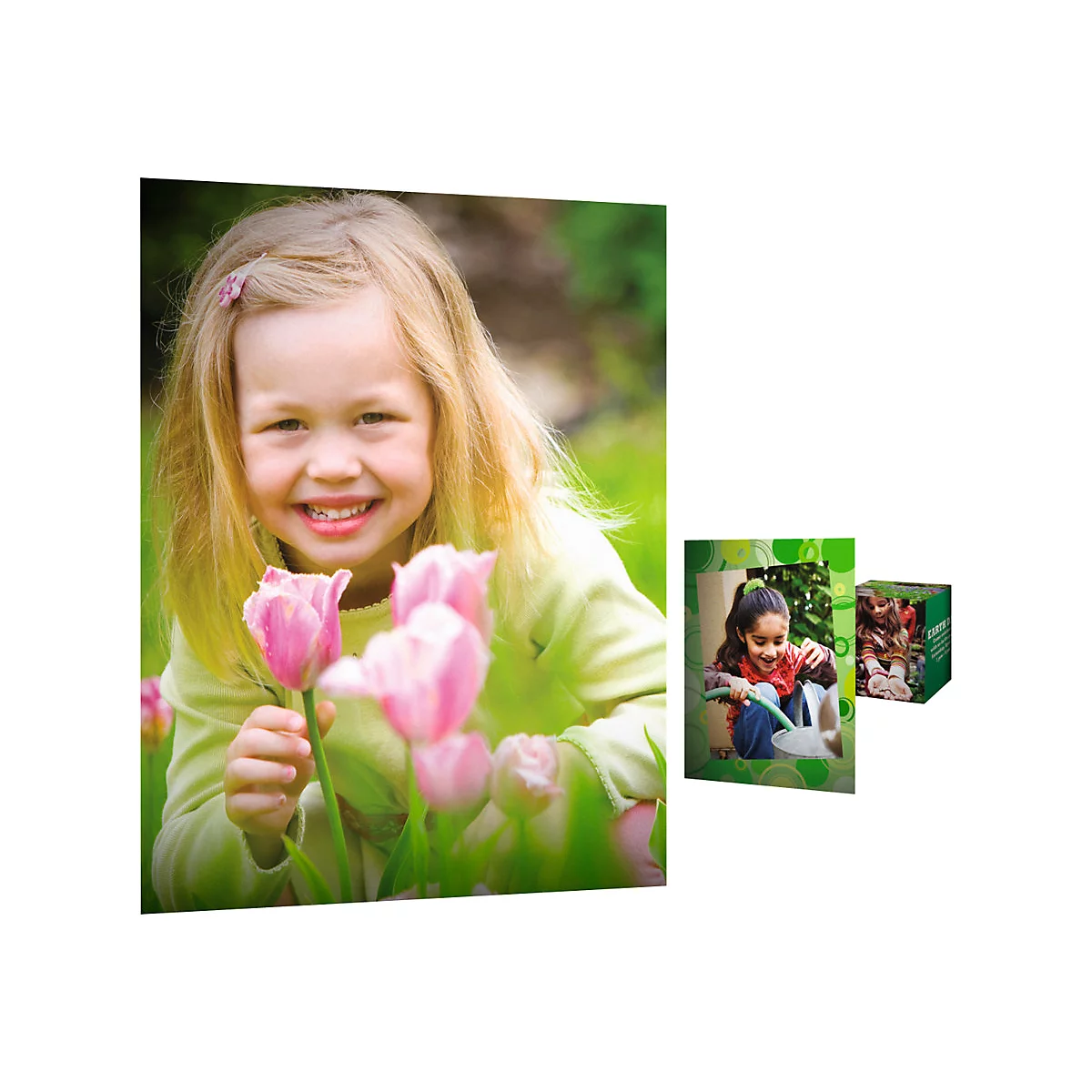 Ein lachendes Kind mit blonden Haaren hält zarte rosa Tulpen in einem sonnigen Garten.