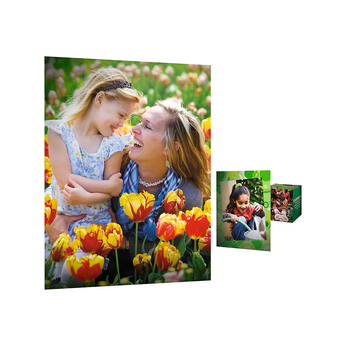 Eine lachende Mutter und ihre Tochter in einem Tulpenfeld, daneben zwei kleine Karten mit Naturmotiven.