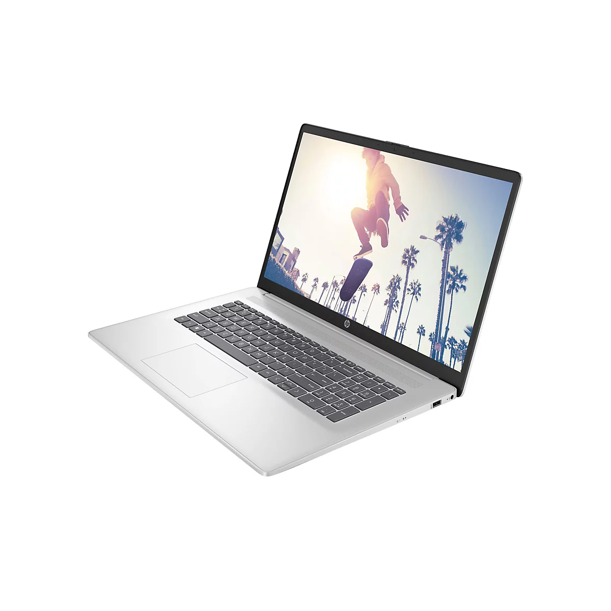 Ein silberner Laptop, halb geöffnet, zeigt ein Bild eines Skateboarders vor Palmen. Auf dem Laptop ist das HP Logo.