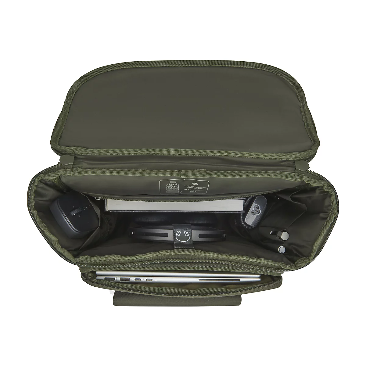 Offener, olivgrüner Rucksack, gefüllt mit Laptop, Kopfhörern, Notizbuch, Maus und Zubehör.