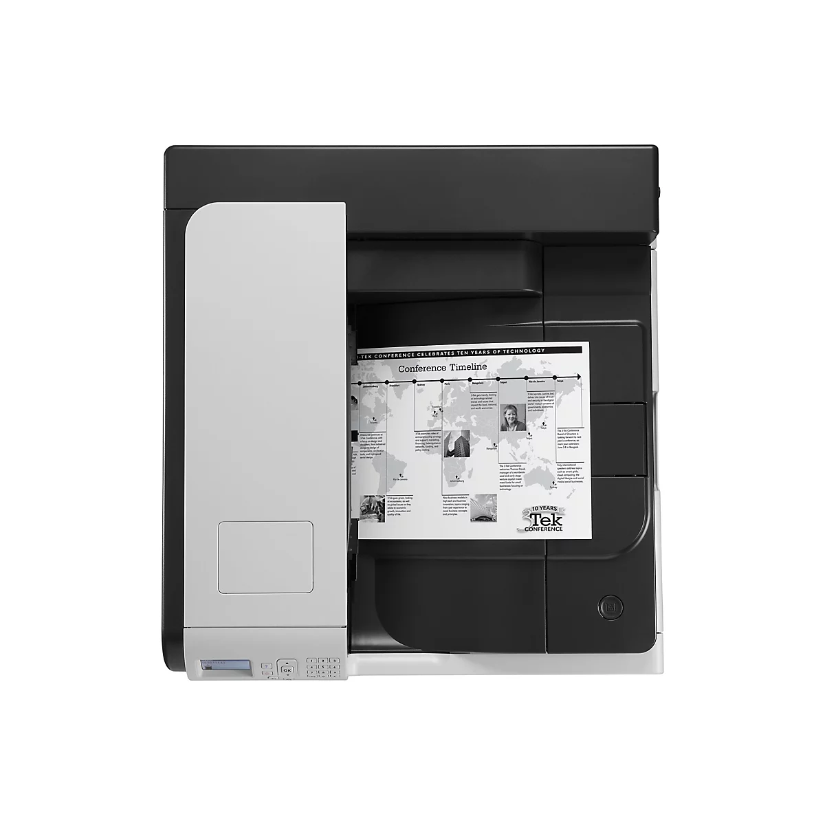 Ein Drucker druckt eine Konferenz-Timeline. Der Drucker ist schwarz-weiß mit einer Reihe von Tasten. Das ausgedruckte Papier zeigt eine Weltkarte mit verschiedenen Orten und Informationen.