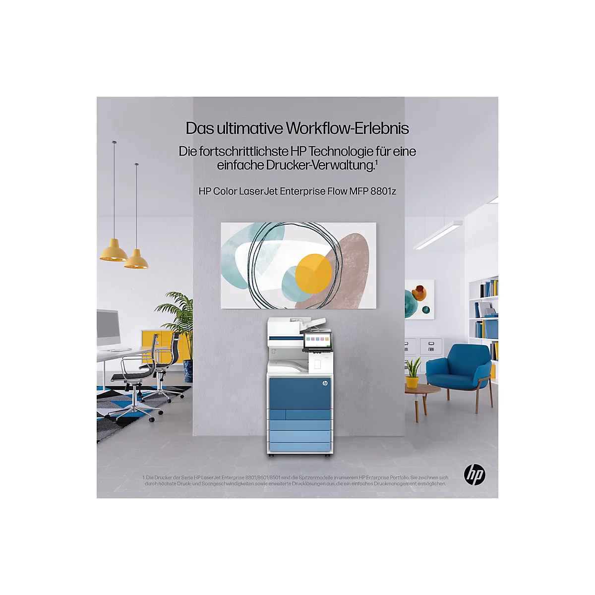 Ein Büro mit HP Color LaserJet Enterprise Flow MFP 8801z Drucker. Im Hintergrund ein abstraktes Wandbild.