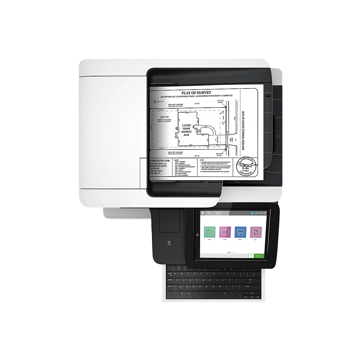 Ein Schwarzweiß-Grundstücksplan, der von einem Drucker ausgegeben wird, wird von einem Multifunktionsgerät mit Touchscreen angezeigt. Auf dem Bildschirm werden die Funktionen Kopieren, Scannen, Drucken und Faxen angezeigt.