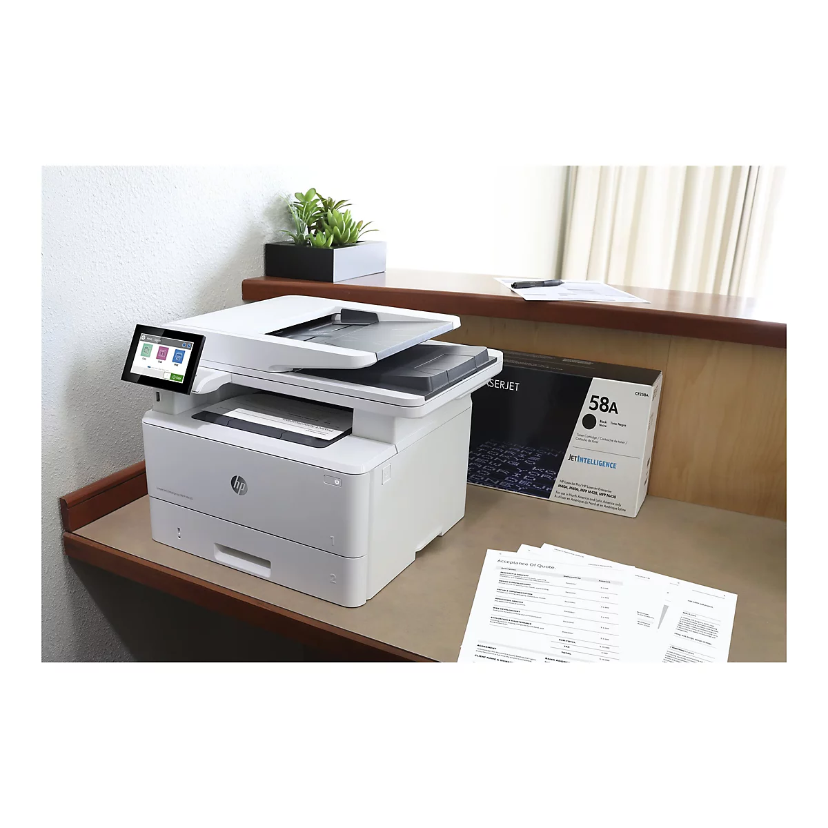 Ein weißer HP Laserjet Drucker steht auf einem Tisch. Daneben liegt eine schwarze Tintenpatrone und Papier.