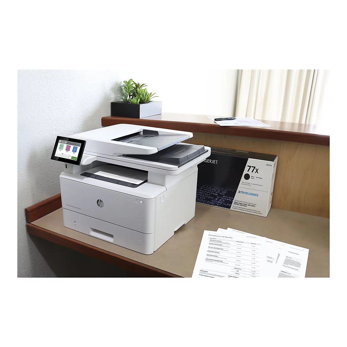 Ein weißer HP Laserdrucker steht auf einem Holzschreibtisch. Auf dem Bedienfeld werden Symbole für Kopieren, Scannen und Drucken angezeigt. Daneben steht eine schwarze Tintenpatrone und Papier.