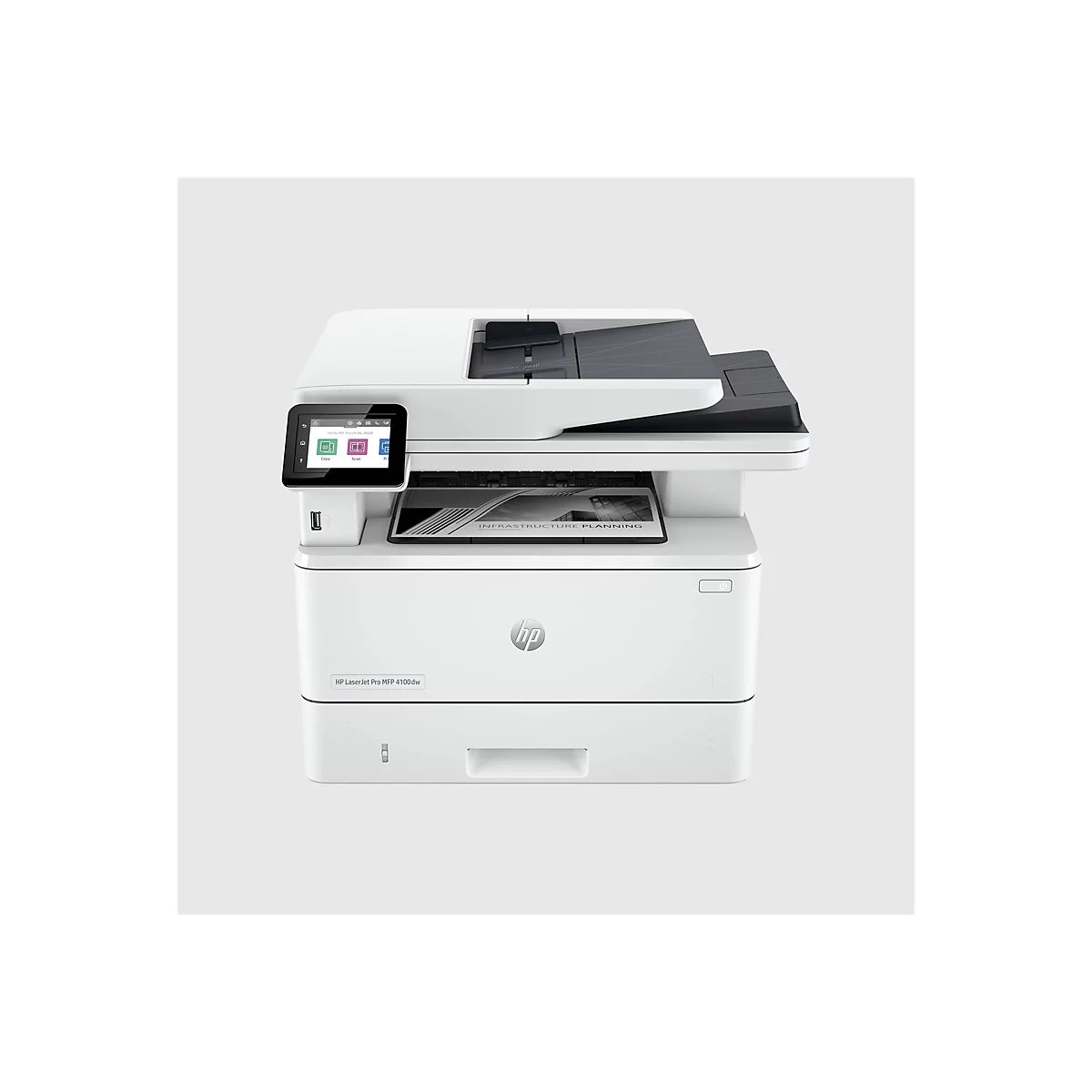 Une imprimante HP LaserJet Pro MFP 4100dw blanche est posée sur un fond gris clair. Le panneau de commande affiche des options telles que copier, numériser et imprimer. Le bac à papier contient un document intitulé "INFRASTRUCTURE PLANNING".