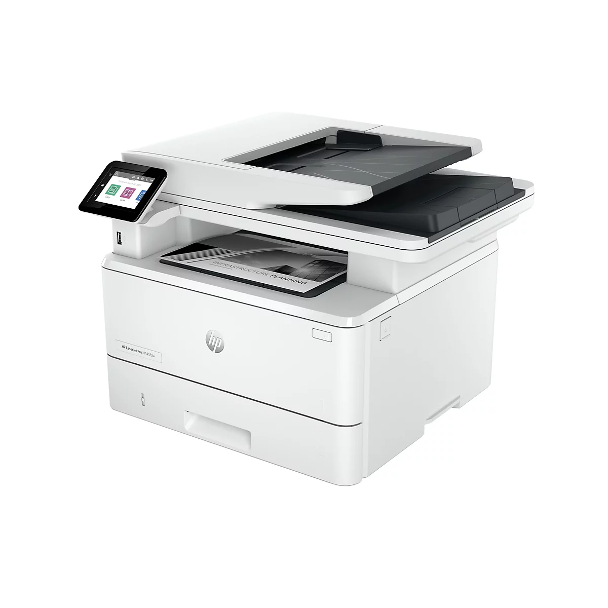 Imprimante HP LaserJet Pro M445fdw blanche avec écran tactile, sortie papier et unité de numérisation ouverte. Le papier indique "INFRASTRUCTURE PLANNING".