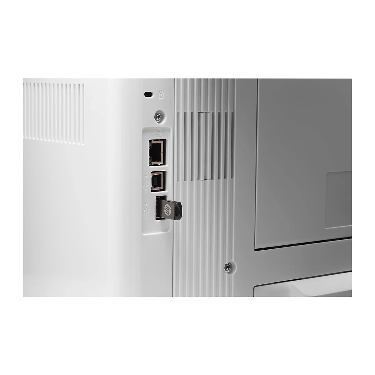 Nahaufnahme des Anschlussbereichs eines weißen Druckers. Es sind eine USB-Schnittstelle, ein Ethernet-Anschluss und ein USB-Stick zu sehen.