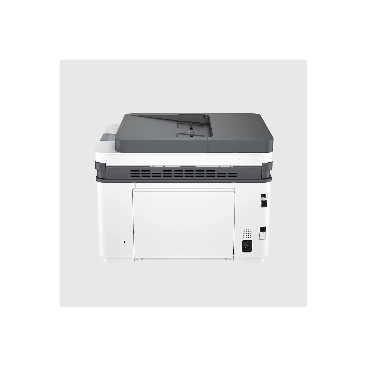 Ein weißer Drucker mit grauer Oberseite steht vor einem hellgrauen Hintergrund. Der Drucker ist von hinten aufgenommen. Ein Netzanschluss und weitere Anschlüsse sind auf der Rückseite zu sehen.