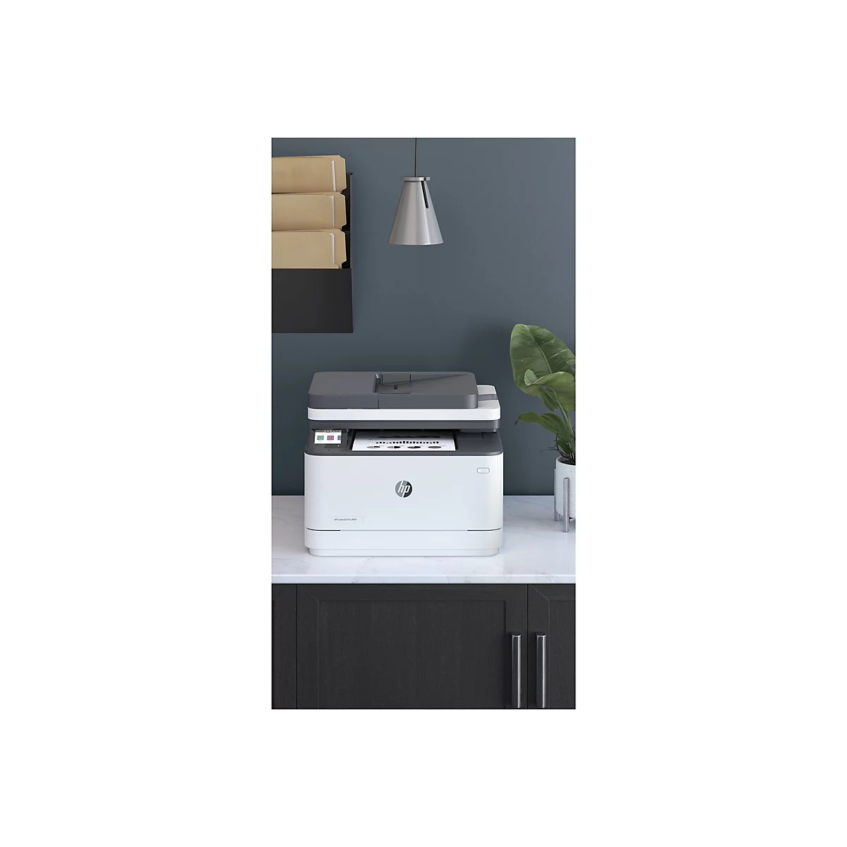Ein weißer HP-Laserdrucker steht auf einer Marmorarbeitsplatte. Der Hintergrund ist ein dunkles Blau, es hängen Ordner und eine Lampe an der Wand.