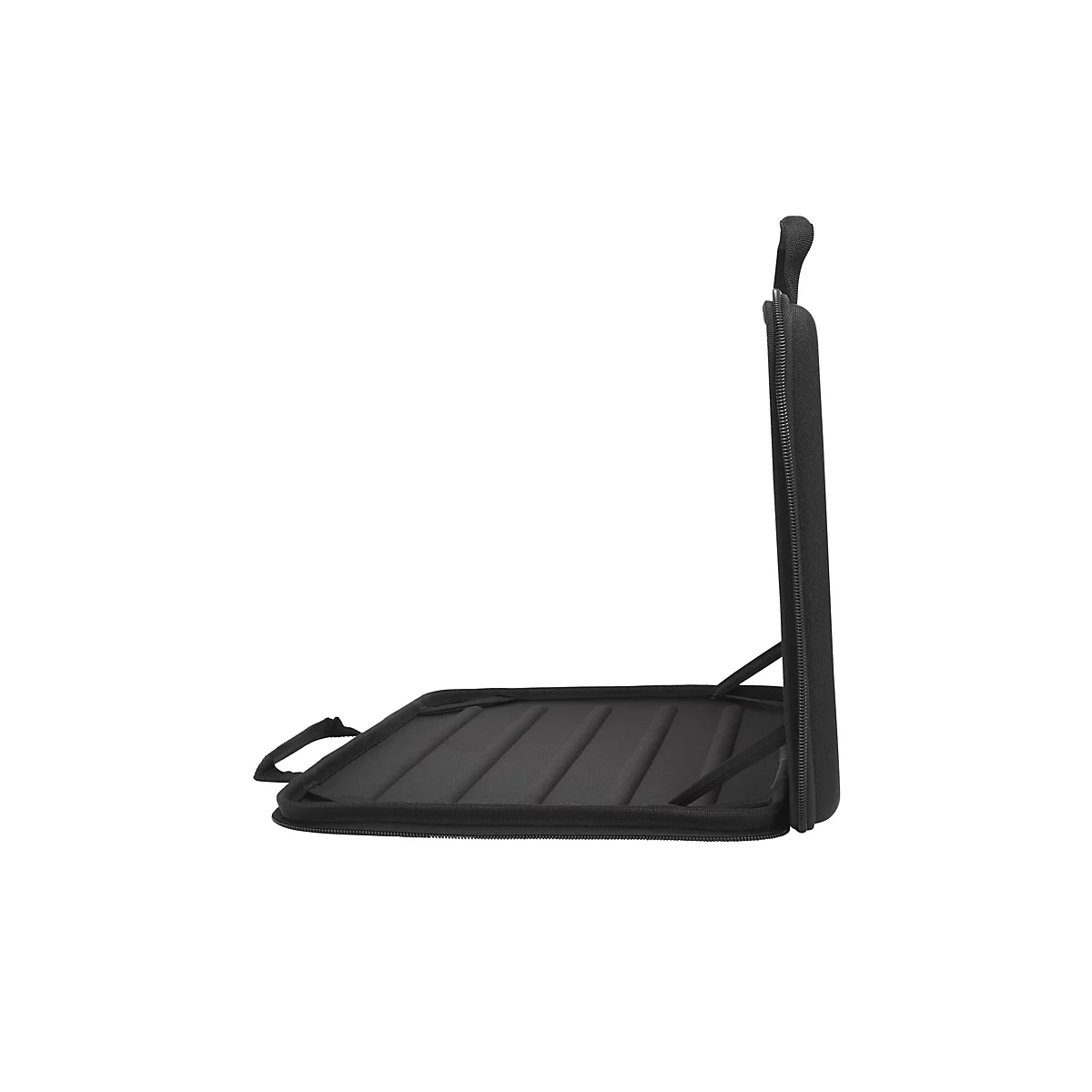 Schwarze Laptoptasche, halb geöffnet mit Tragegriff, auf weißem Hintergrund.