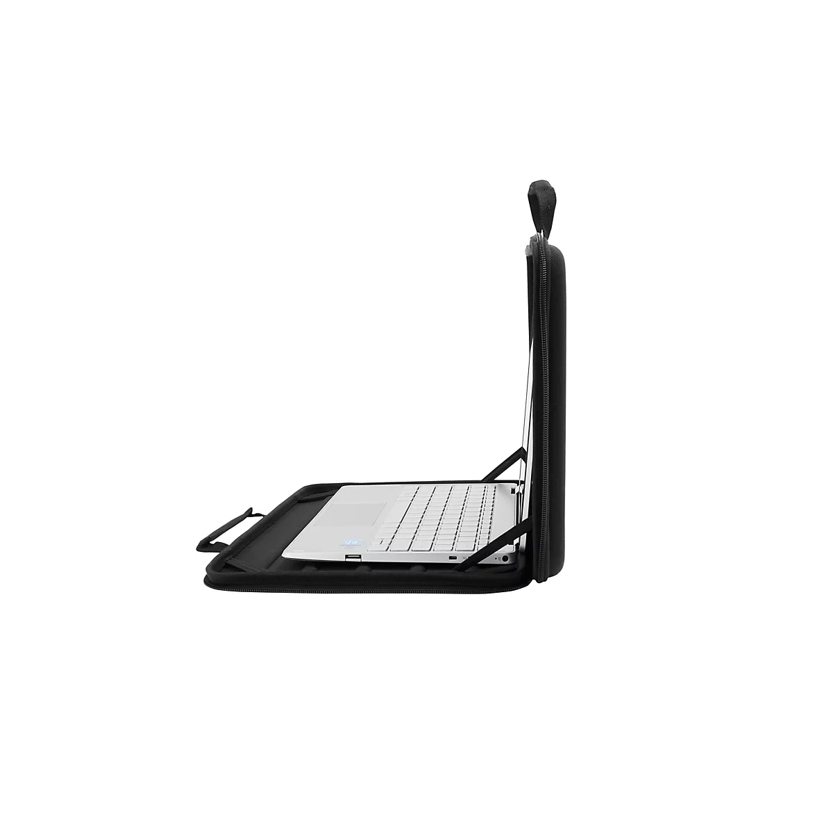 Ein Laptop liegt halb geöffnet in einer schwarzen Tasche. Der Reißverschluss ist sichtbar. Der Hintergrund ist weiß.