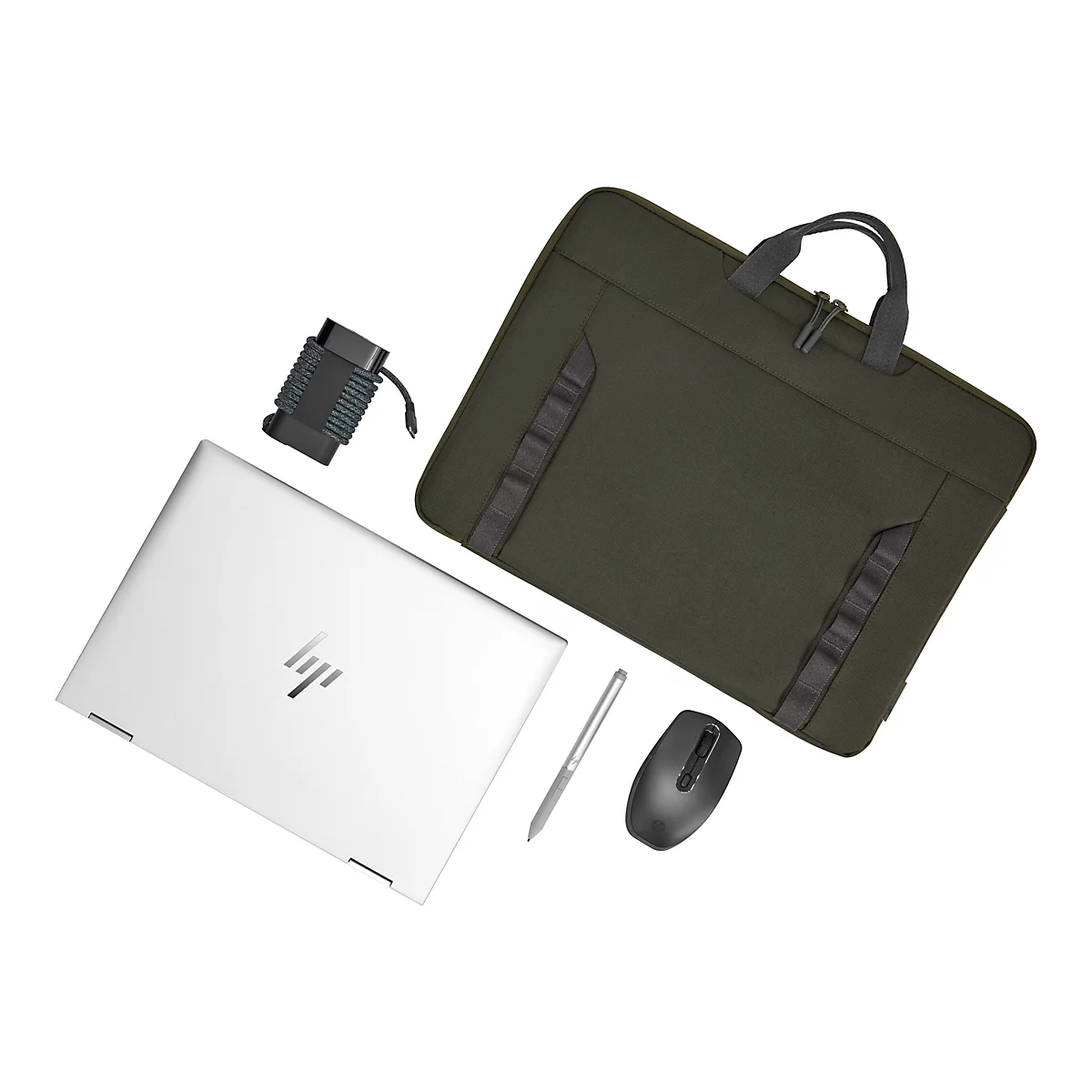 Draufsicht auf Laptop, Laptoptasche, Maus, Stift und Ladegerät auf weißem Hintergrund.