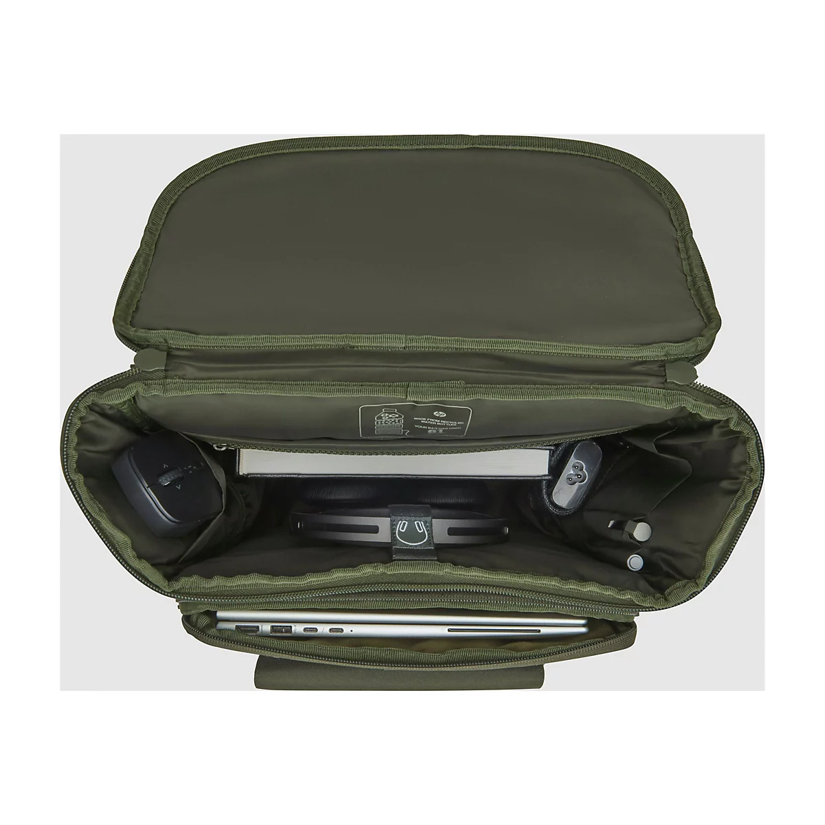 Geöffneter olivgrüner Rucksack, befüllt mit Laptop, Kopfhörern, Maus und Notizbuch.
