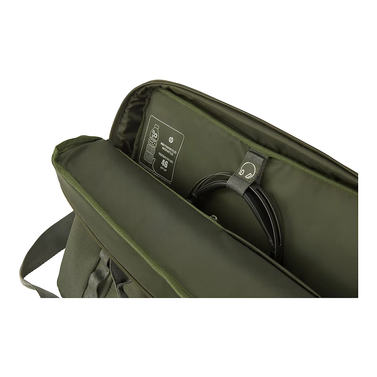 Offener, grüner Laptop-Rucksack mit Kopfhörern und einem Etikett mit der Aufschrift: "Hergestellt aus recycelten Wasserflaschen".