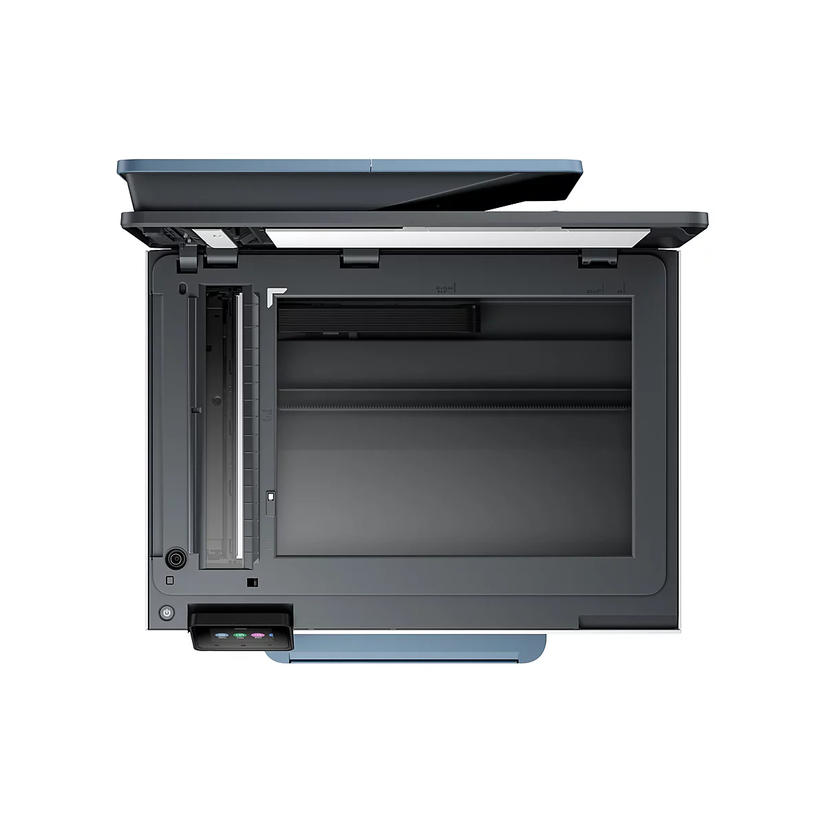 Draufsicht auf einen Drucker mit geöffnetem Scanner. Dunkelgraues Gehäuse, blauer Deckel. Bedienfeld mit Knöpfen und Display.