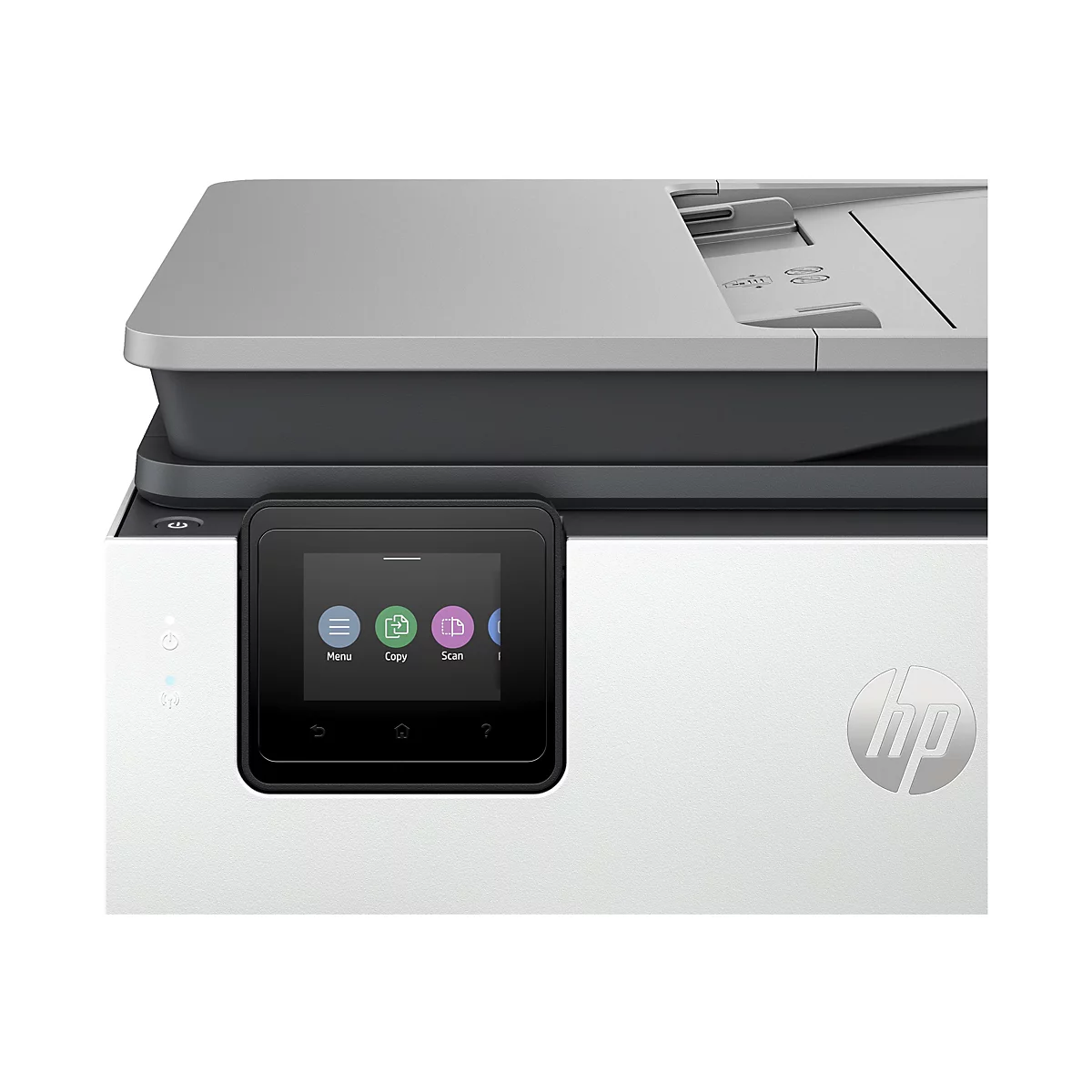 Nahaufnahme eines HP-Multifunktionsdruckers. Der Drucker hat eine graue Oberseite und eine weiße Basis. Ein schwarzer Bildschirm mit den Optionen „Menü“, „Kopieren“ und „Scannen“ ist zu sehen.