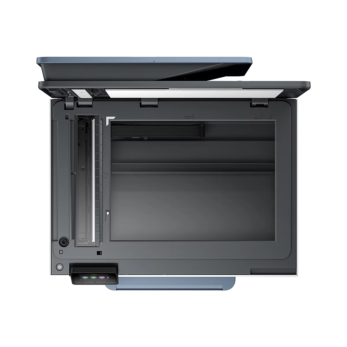 Vue de dessus d'une imprimante grise avec le couvercle ouvert. L'intérieur montre un scanner. En bas se trouvent un panneau de commande et un interrupteur marche/arrêt.