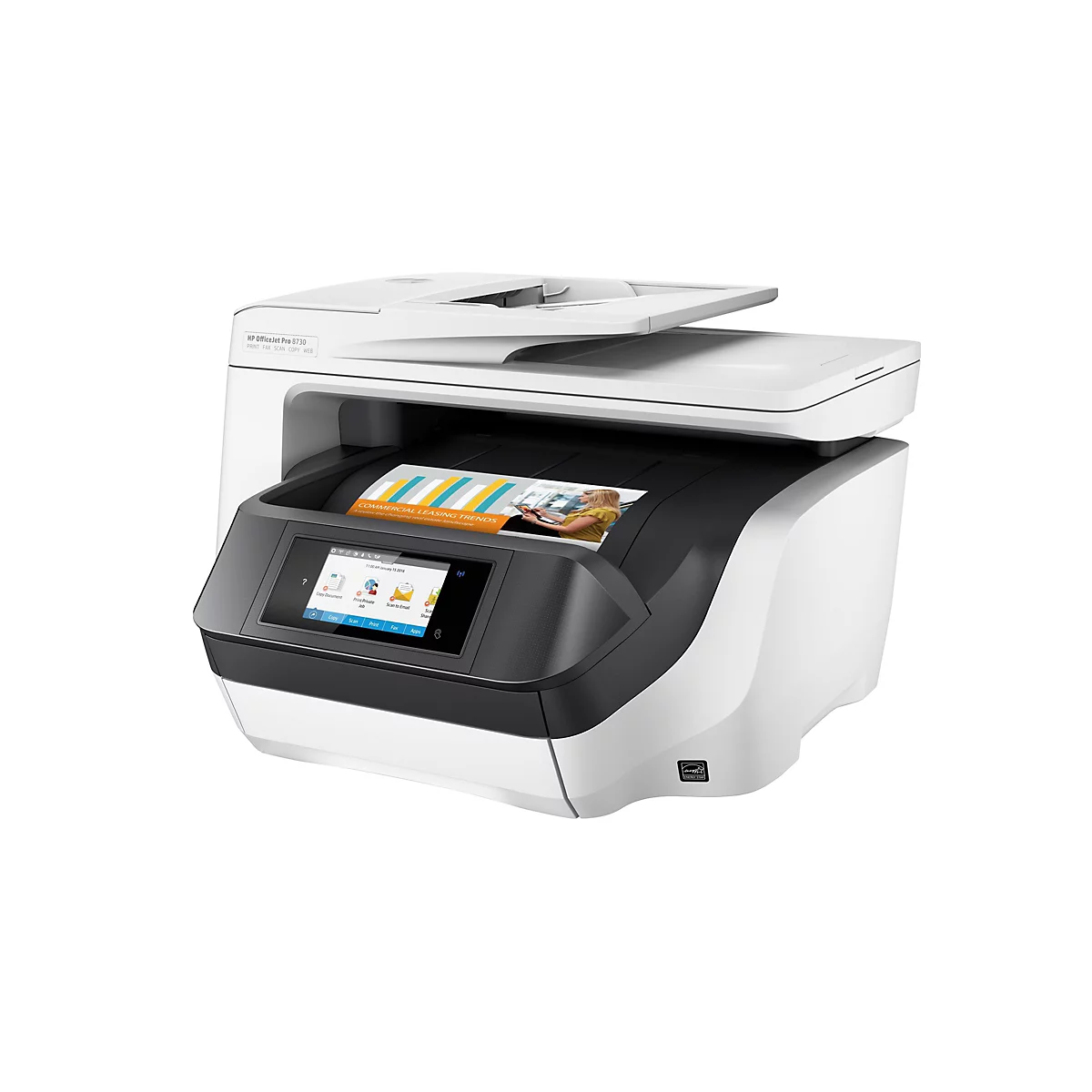 Ein weißer HP OfficeJet Pro 8730 Drucker mit hochgeklappter Scannerabdeckung. Auf dem Display ist ein farbiges Dokument zu sehen.