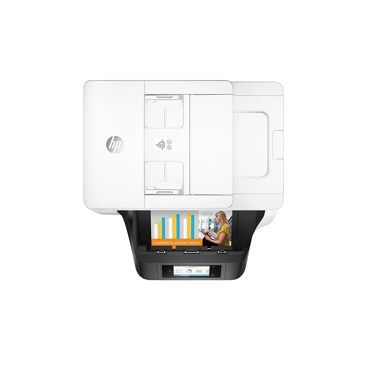 Ein weißer HP Drucker, oberhalb der Anzeige eine Frau, die ein Tablet hält, darauf Diagramme.