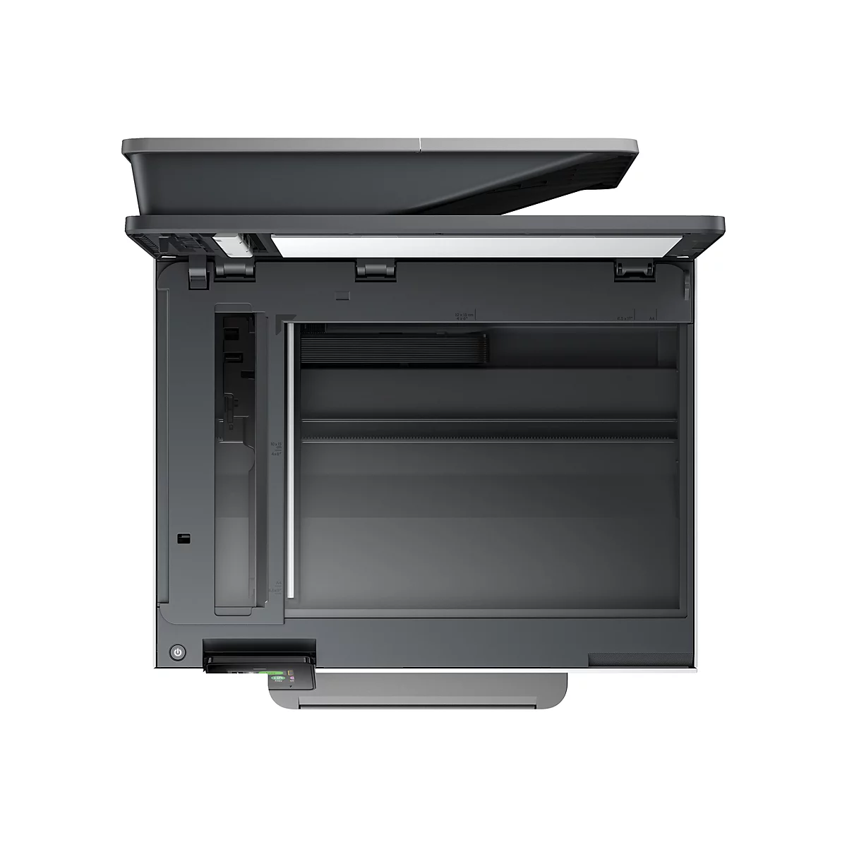 Draufsicht auf einen grauen Multifunktionsdrucker mit geöffnetem Deckel. Auf der Oberfläche sind Größenangaben in cm und Zoll aufgedruckt.