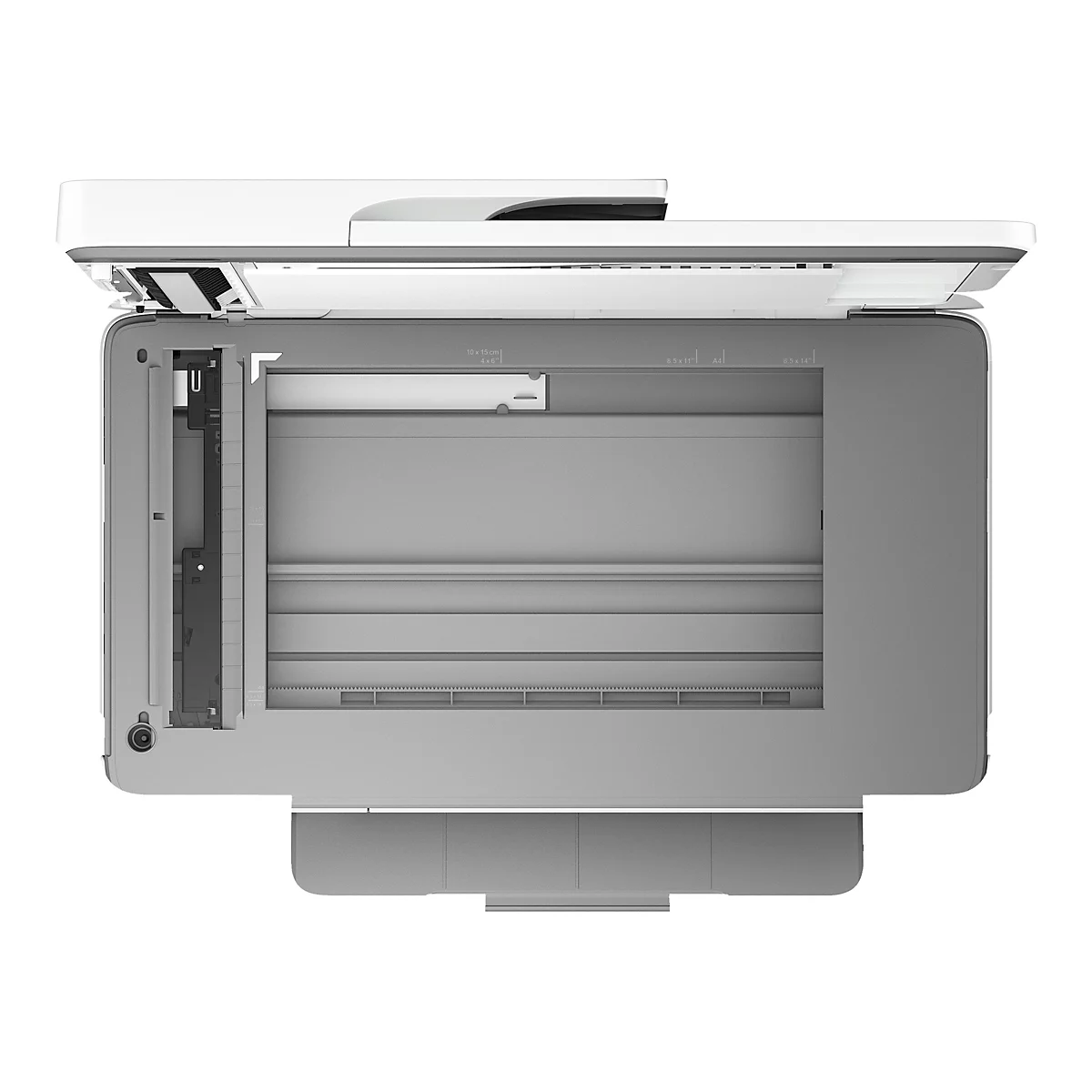 Draufsicht auf einen geöffneten Multifunktionsdrucker. Der Scannerdeckel ist geöffnet und gibt den Blick auf die Scan-Fläche frei. Beschriftungen für Papierformate sind sichtbar.