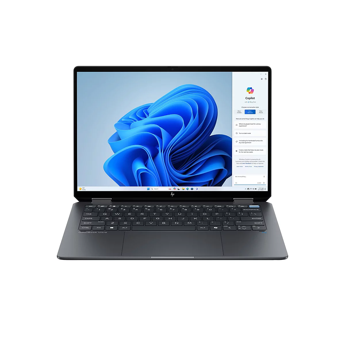 Dunkelgraues HP OmniBook Ultra Laptop. Auf dem Bildschirm ist eine blaue, abstrakte Hintergrundgestaltung zu sehen. Auf dem Bildschirm wird auch ein Copilot-Chat mit Bing Chat angezeigt.