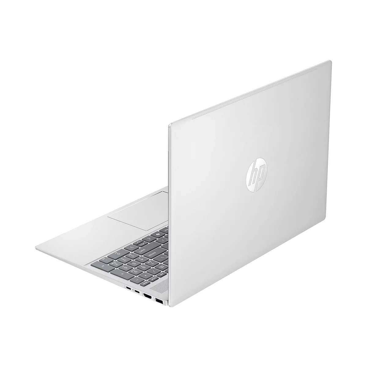 Ein weißer Laptop steht leicht geöffnet auf weißem Hintergrund. Das HP-Logo ist auf dem Deckel erkennbar.