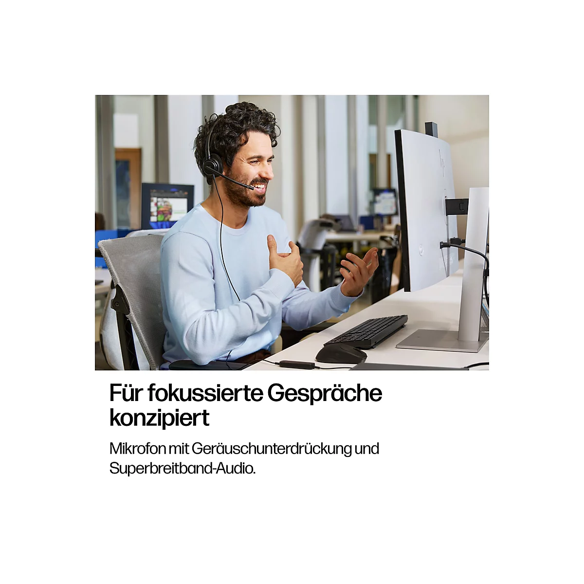 Ein Mann mit Headset am Computer, gestikuliert während eines Videogesprächs.