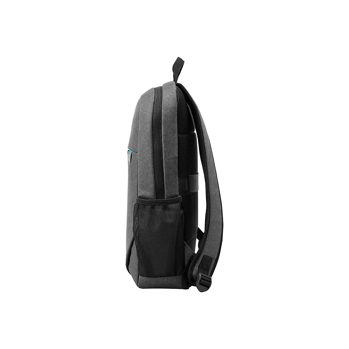 Grauer Rucksack im Profil, schwarze Details, Seitenfach. Schmaler Riemen, an der Oberseite Trageschlaufe.