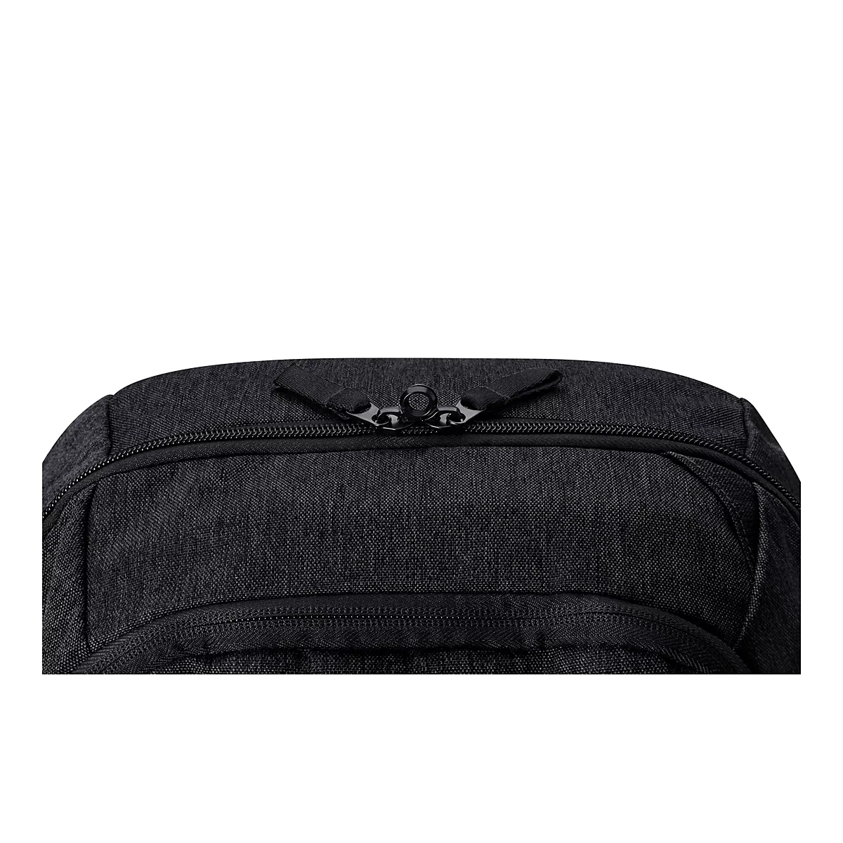 Nahaufnahme eines schwarzen Rucksacks mit Reißverschluss, Fokus auf dem Reißverschluss und dem Stoff.