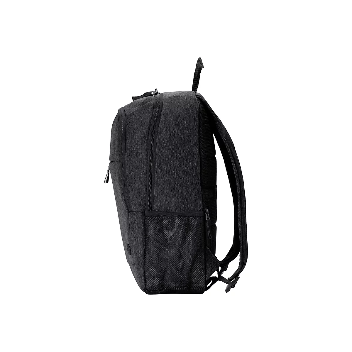 Ein schwarzer Rucksack, seitlich betrachtet, vor weißem Hintergrund. Der Rucksack hat ein minimalistisches Design, mit Reißverschlüssen und Netzfächern.