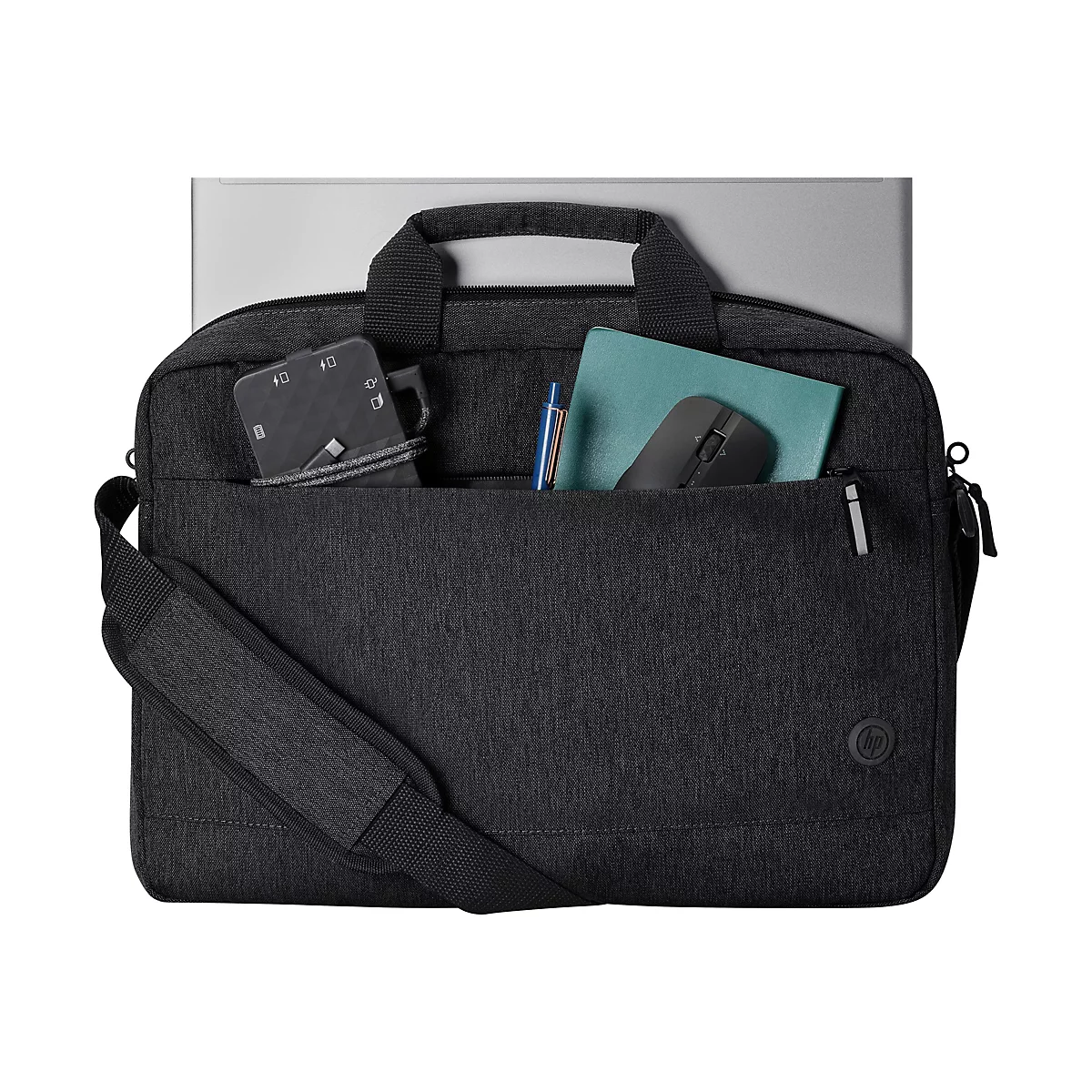 Schwarze Laptoptasche mit Zubehör: Notebook, Maus, Notizbuch, Ladegerät.