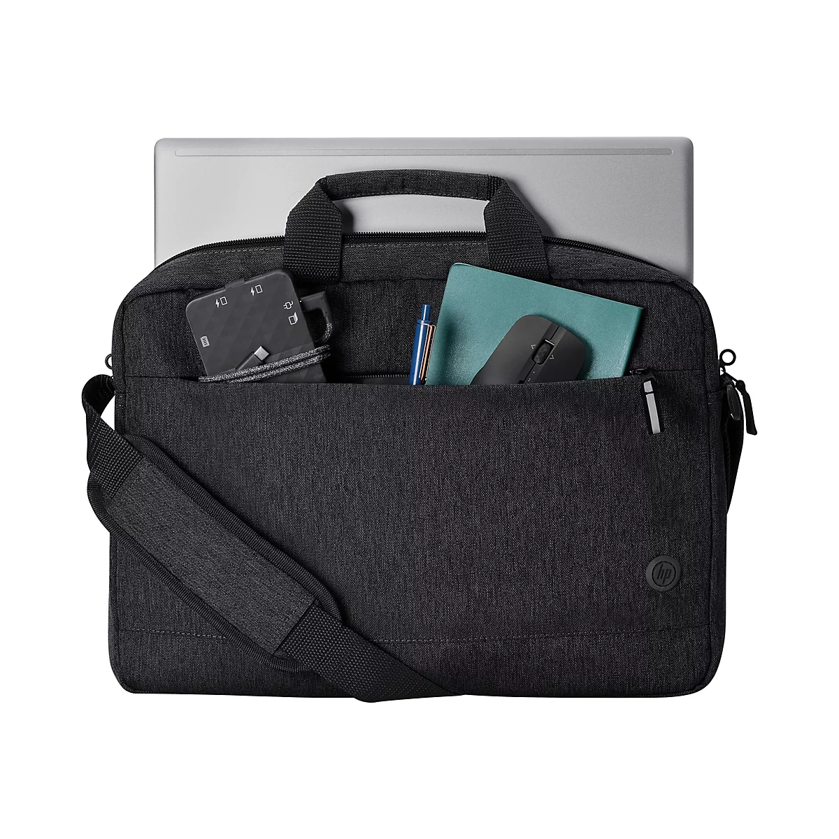Schwarze Laptoptasche mit Schultergurt, geöffnet. Laptop, Notizbuch, Maus, Stift und USB-Adapter liegen im Inneren.